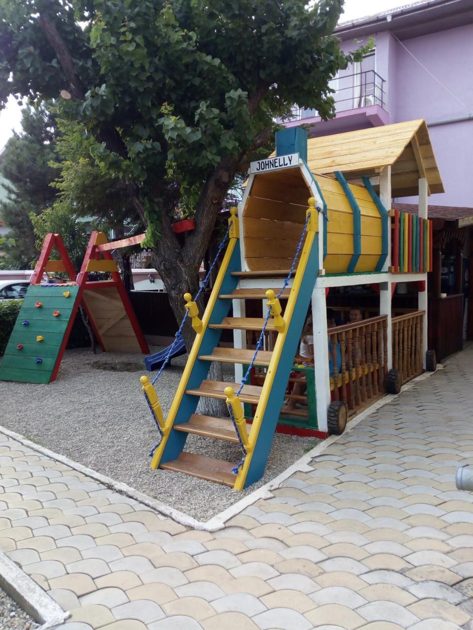 קוסטינסטי Pensiunea Casa Johnelly מראה חיצוני תמונה