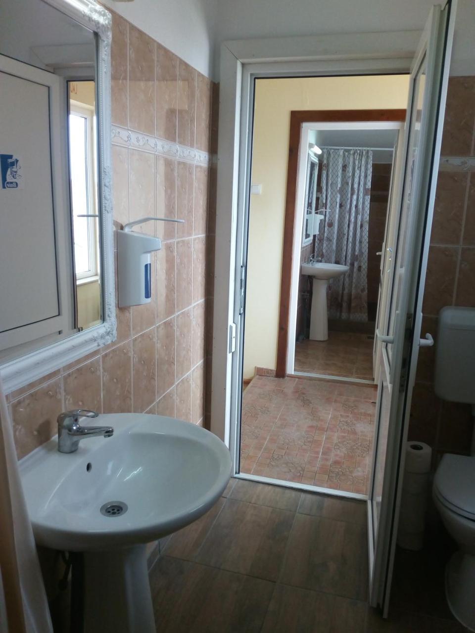 קוסטינסטי Pensiunea Casa Johnelly מראה חיצוני תמונה
